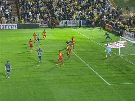 וארלה רץ לכיוון הכדור