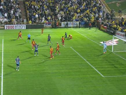 וארלה מוכשל, אך נבדל נשרק נגדו