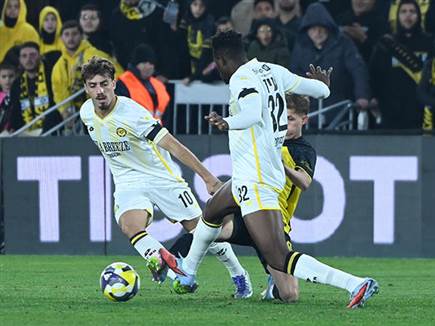 נתניה היתה טובה יותר בחצי הראשון (צילום: ברני ארדוב)