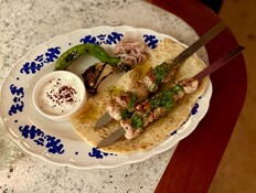 יש גם שיפודים כמובן (צילום: לין לוי, mako אוכל)