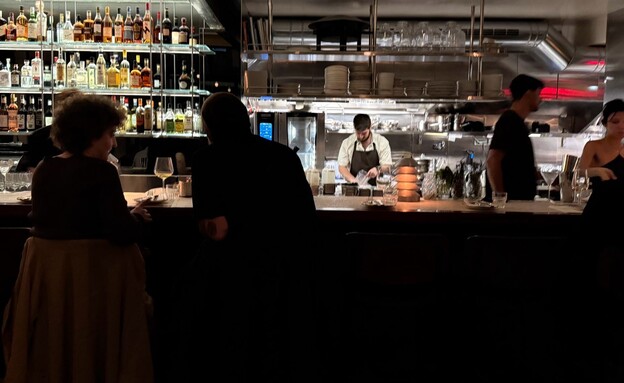 אווירה של לילה עם אוכל טוב ומוזיקה מעולה