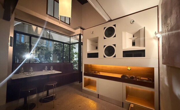 עמדת די ג'י נשפלת 