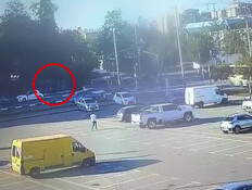 תיעוד דרמטי: הנהג סוטה מהנתיב, מתנגש בעוצמה - ובורח