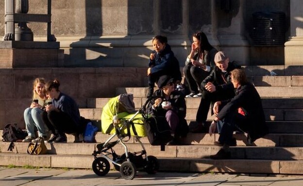 סטודנטים על מדרגות האוניברסיטה בקופנהגן (צילום: Conchi Martinez, shutterstock)