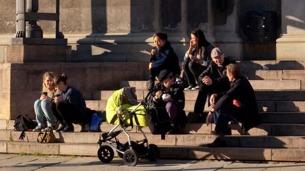 סטודנטים על מדרגות האוניברסיטה בקופנהגן