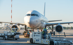 מטוס נמל תעופה (צילום: Radu Bercan, shutterstock)