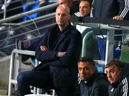 עבר מהיציע לקווים. קרויף (אלן שיבר) (צילום: ספורט 5)