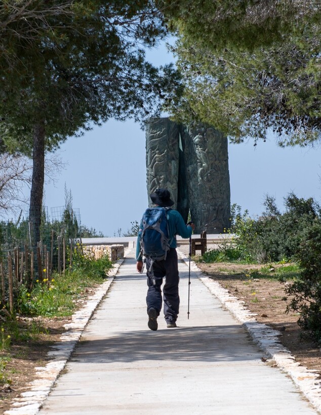 שביל באנדרטת מגילת האש