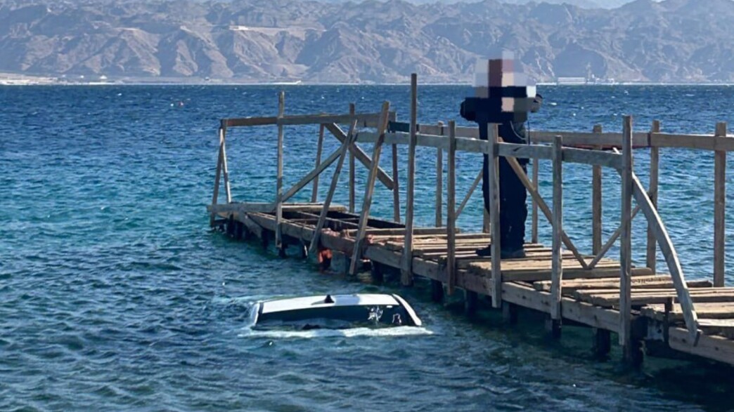 רכב שהתדרדר למים סמוך לחוף הדקל באילת רכב שהתדרדר למים סמוך לחוף הדקל באילת