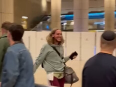 מלך זילברשלג בנתב"ג (צילום: סעיף 27א לחוק זכויות יוצרים)