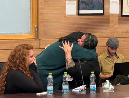 "אבא שלי היה מביא אותי לחדר של ח"כ, הוא עשה בי כרצונו"