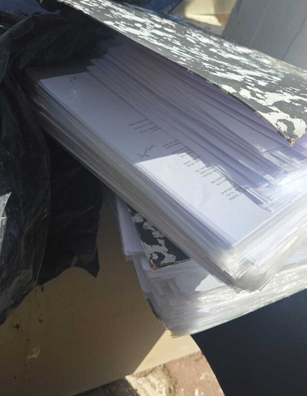 קלסרים עם פרטים אישיים של לקוחות נמצאו נטושים קלסרים עם פרטים אישיים של לקוחות נמצאו נטושים