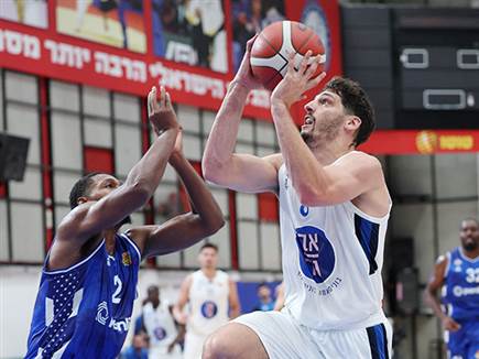 מכה לרעננה. שוכמן (אלן שיבר) (צילום: ספורט 5)