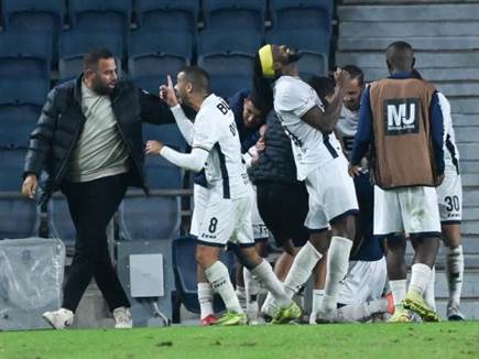 אך ג`אבר חתם את תוצאת המשחק בצורה הכי דרמטית שיש (ברני ארדוב)