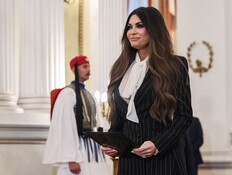 כמו כוכבת רוק: השגרירה החדשה משגעת מדינה שלמה