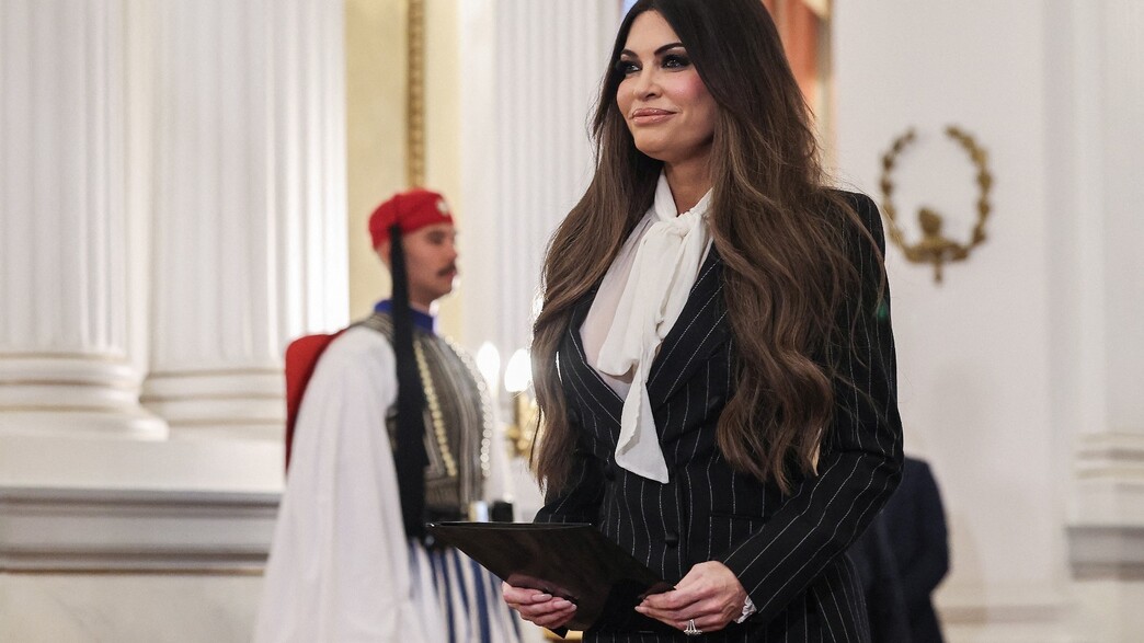 כמו כוכבת רוק: השגרירה החדשה של טראמפ משגעת את יוון