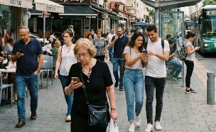 אנשים בטלפון, רחוב, אילוסטרציה (צילום: gemini)