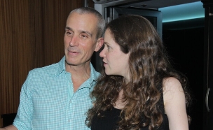 אברי גלעד חושף את הבת (צילום: רפי דלויה,  יחסי ציבור )