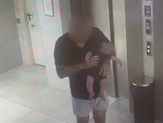 תיעוד מזעזע: אב חנק את ילדיו הפעוטות - עד לאובדן הכרה