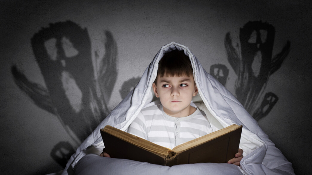 ילד קורא ספר מפחיד ילד קורא ספר מפחיד