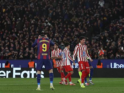 לבנדובסקי החטיא מהנקודה הלבנה (David Ramos/Getty Images)