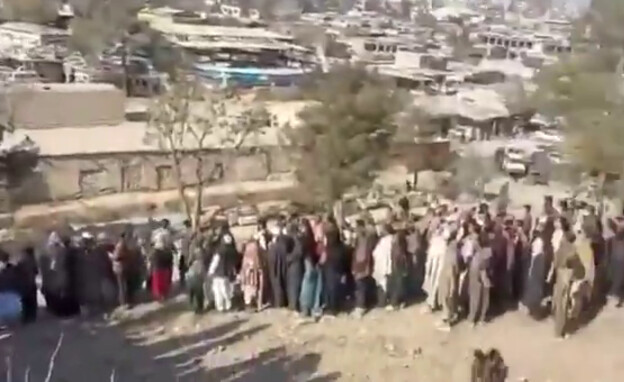 הטליבאן מבצעים הוצאה להורג - התליין נער בן 13