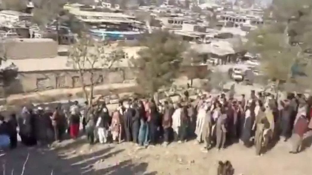 אפגניסטן: עשרות אלפים הגיעו לצפות בנער בן 13 מוציא להורג אדם שרצח את בני משפחתו