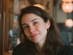 אישה יושבת בבית קפה (AI: mako)