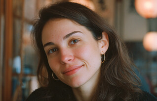 אישה יושבת בבית קפה (AI: mako)