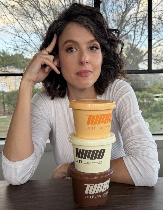 ריטה טועמת את גלידת החלבון של דני אבדיה ריטה טועמת את גלידת החלבון של דני אבדיה