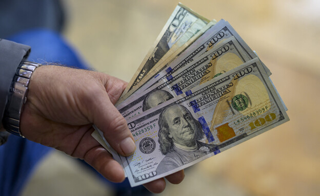שטרות של 100 דולר (צילום: YASIN AKGUL, AFP via Getty Images) שטרות של 100 דולר (צילום: YASIN AKGUL, AFP via Getty Images)