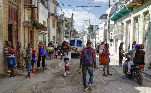 קובה רחוב אנשים (צילום: ADALBERTO ROQUE, getty images)