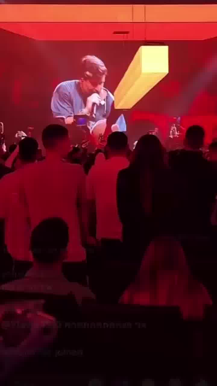 ״תעשו כפיים לגיבור ישראל״: פאר טסי עושה כבוד לעידן עמדי שנמצא בקהל בהופעה הערב במנורה