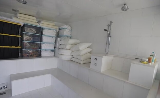 התיעוד שנחשף לראשונה מהבית של ג'פרי אפשטיין התיעוד שנחשף לראשונה מהבית של ג'פרי אפשטיין