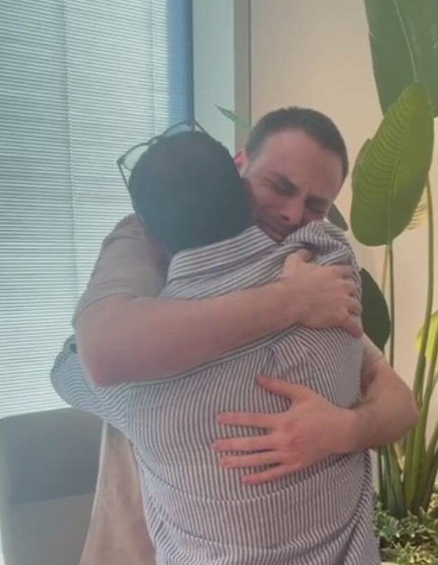 החיבוק הראשון של אלי ואלון החיבוק הראשון של אלי ואלון