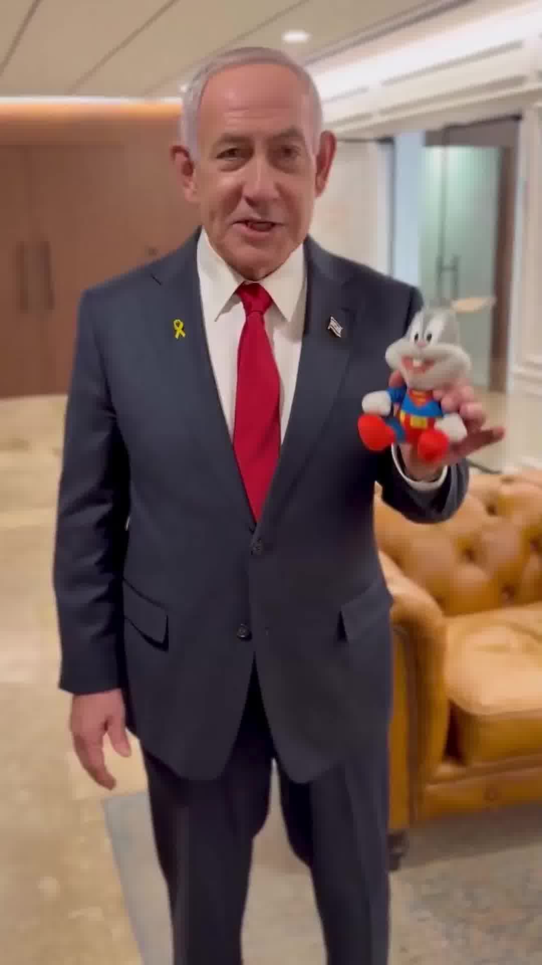 עם בובת באקס באני: נתניהו מפרסם סרטון באנגלית וצוחק על הפרקליטות