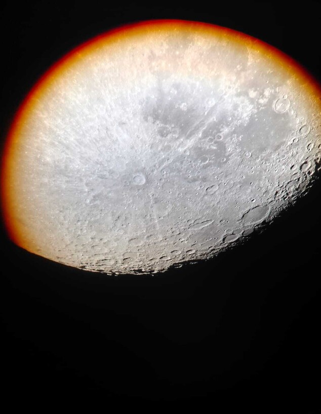 טלסקופים והירח מבעד לטלסקופ טלסקופים והירח מבעד לטלסקופ