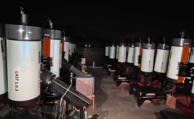 טלסקופים והירח מבעד לטלסקופ טלסקופים והירח מבעד לטלסקופ