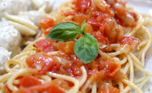 רוטב עגבניות בסיסי (צילום: אסתי רותם, mako אוכל)