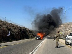 פרעות ביו"ש: רכב פלסטיני הוצת, שניים חולצו ממנו