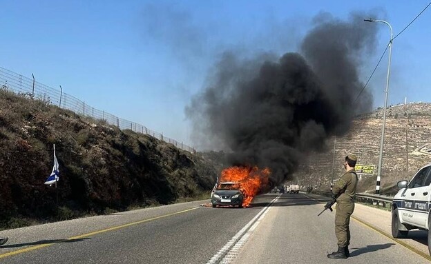 רכב פלסטיני הוצת סמוך לשילה בכביש 60 (צילום: שימוש לפי סעיף 27 א)