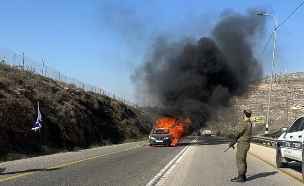 רכב פלסטיני הוצת סמוך לשילה בכביש 60 (צילום: שימוש לפי סעיף 27 א)