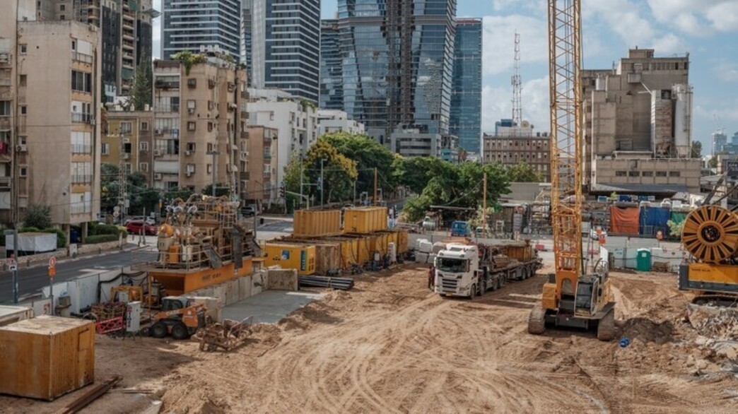 אתר בנייה ברחוב יגאל אלון בתל אביב