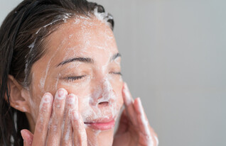 רוחצת פנים (צילום:  Maridav, shutterstock)