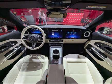 בגרסת הכניסה אין בקרת אקלים מפוצלת, אבל כן מושבים מחוממים (צילום: ספורט 5)