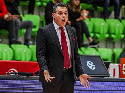 דימיטריס איטודיס. לא היה מרוצה בחלקים רבים של המשחק (GETTY)