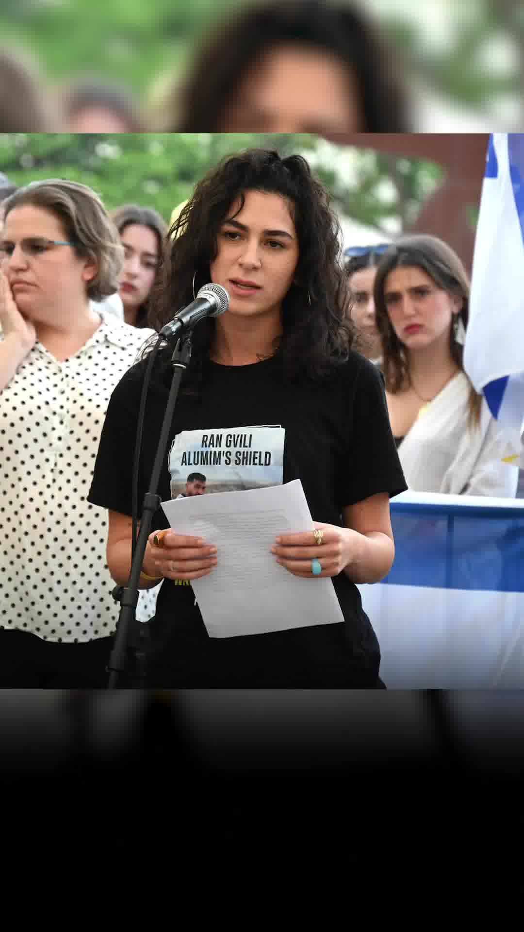 המונים בקבלת שבת בכיכר החטופים בקריאה להשבת רן גואילי. אחותו אמרה: "תחשבו על רני שלי."
