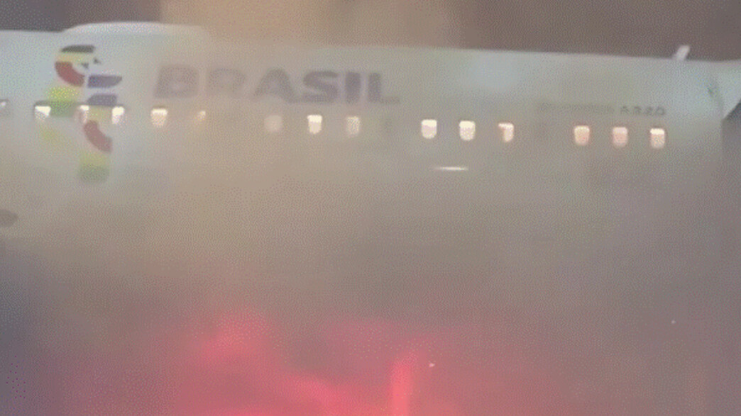 מטוס עולה באש