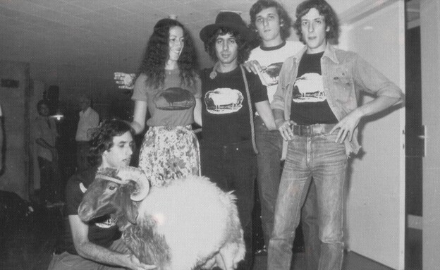 חברי הלהקה עם הכבש