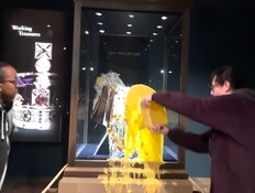 זריקת אוכל על הכתר הבריטי